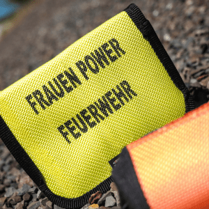 Schlüsselanhänger pink “FRAUEN POWER FEUERWEHR” – FaberBag